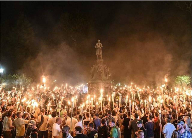 白人极右翼分子举着火炬在李将军雕像前抗议拆除雕像