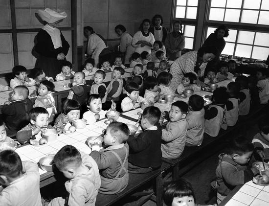 战后日本孤儿院内的孤儿们正在吃饭
