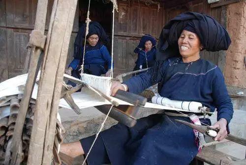 西南地区少数民族正在用传统工艺织布