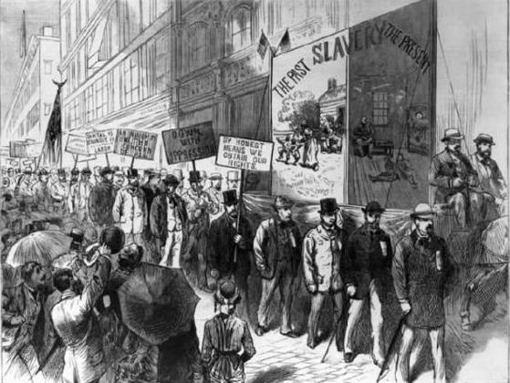 《弗兰克·莱斯勒插图新闻》于1884年9月13日刊登的名为“9月1日的劳工游行”插图。图中的巨大标语牌显示，劳工运动将镀金时代的雇主与内战前的奴隶主势力相提并论。
