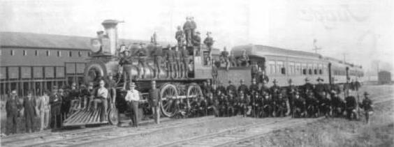 联邦军队士兵在火车头上的留影。1894年，他们被派往芝加哥去镇压普尔曼大罢工。