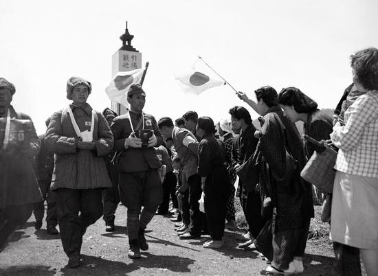 妇女们迎接返回日本本土的日本士兵