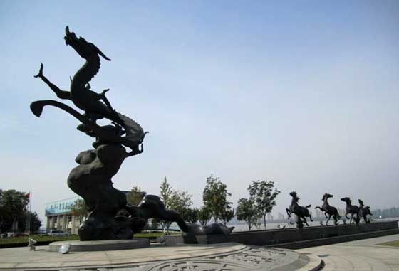 五马渡江雕塑