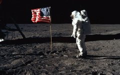 阿波罗号飞船载人登月成就壮举
